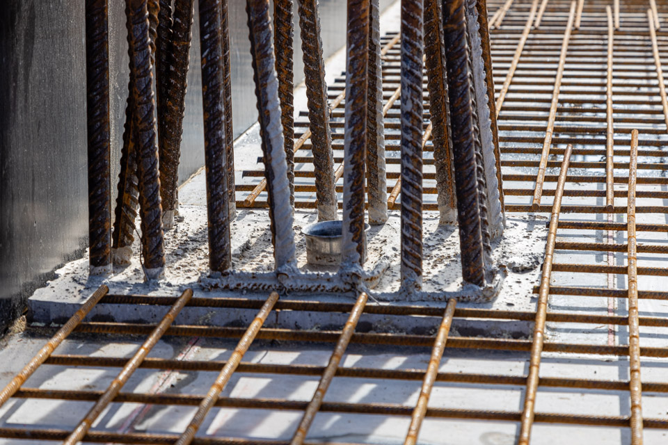Pose d’acier d’armature dans la construction à Belvaux : un bâtiment solide